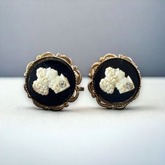 Vintage Gold Tone Black White Cameo Rhinestone Circle Earrings Screw Back - Picture 1 of 2